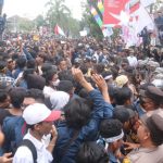 Saling Dorong Dan Derasnya  Hujan,Warnai Aksi Demo Tolak Kenaikan Harga BBM di Kota Mataram