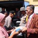 Ratusan Nelayan Di Awang Dapat Bantuan Sembako Dari Polres Loteng