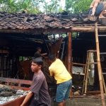 Diduga Akibat Kebocoran Tabung Gas, Api Melalap Sebuah Rumah di Jonggat