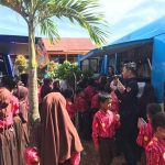 Anak-anak Langsung Serbu Mobil Perpustakaan Keliling Setelah Tiba di Sekolah