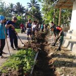 Babinsa Jurit Baru dan Warga Gotong Royong Bersihkan Lingkungan