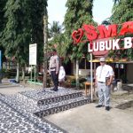 Kapolsek Lubuk Basung Polres Agam Bertindak Sebagai Inspektur Upacara di SMAN 1 Lubuk Basung Agam.