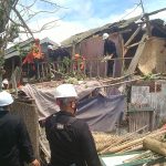 TIM SAR BRIMOB NTB BANTU WARGA BERSIHKAN RERUNTUHAN DI LOMBOK TIMUR