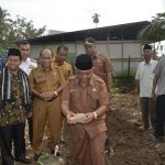 Bupati Agam Lakukan Peletakan Batu Pertama Pembangunan Gedung Madrasah Ibtidaiyah (MI) Plus Hayatul Mubarak Ujung Labuh Agam.