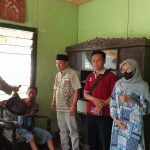 Wujud Kepedulian, Bhabinaktibmas dan Pemerintah Kecamatan Balantak Salurkan Bantuan Untuk ODGJ