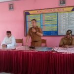 Camat Lubuk basung Agam Sebagai Petugas  Pembina Upacara di MTSN 4 Lubuk Basung Kabupaten Agam