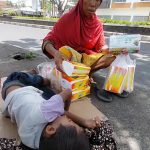 Miris, Nenek Rela Ajak Cucunya Sedang Sakit Berjualan Tisu Ke Lotim