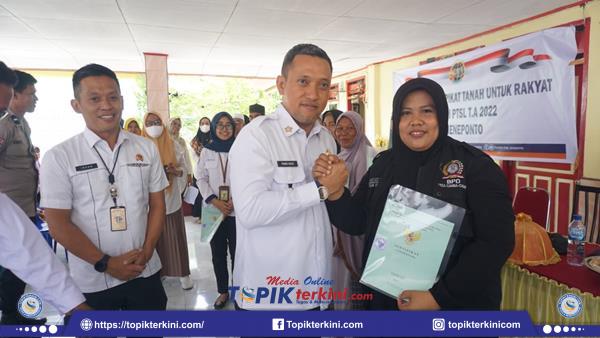 Wabup Jeneponto Serahkan 150 Sertifikat Tanah Di Desa Camba-Camba