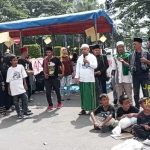Ratusan Masyarakat CIBODAS Kelilingi Pemkot Tangerang Membawa Bendera Kuning dan Replika Pocong, Ada Apa?