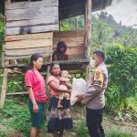 Door To Door, Bhabinkamtibmas Polsek Banawa Selatan Bagikan Paket Sembako Untuk Warga Binaannya