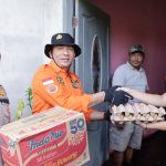 Bersama Bupati, Kapolres Meranti Tinjau dan Salurkan Bantuan Bagi Warga Terdampak Banjir di Rangsang Barat
