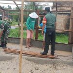 Babinsa Serma Syaiful Muklis bersama Serda Dedi Andrianto Koramil 03 Lubuk Basung Laksanakan Kegiatan Bantu Masyarakat Buat Pos Jaga.