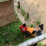 Polisi Bersama Warga Selamatkan Pemandu Karaoke yang Nekat Terjun Bebas di Jembatan Tompira 