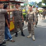 Satpol PP, dan Damkar Agam Laksanakan Giat Penertiban Pedagang Kaki Lima (PKL) di Padang Baru Lubuk Basung Agam, Dengan Sangat Ramah.