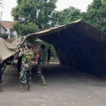 TNI+Polri Bangun Dapur Umum untuk Warga Terdampak Banjir di Tangerang