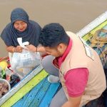 UNIT Pengumpul Zakat (UPZ) Bank Kalsel Memberikan Paket Sembako untuk Warga Pasar Terapung Lok Baintan