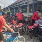 Sambut hari Disabilitas,  Rachmat Hidayat bagi-bagi 9 Kursi Roda warna Merah untuk Penyandang Disabilitas Di Lingkungan Gomong Lama Mataram