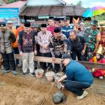 Wakil Bupati Agam, Dalam Kondisi Gerimis Peletakan Batu Pertama Pembangunan Mushalla Ar – Rahman Jorong Batang Piarau Nagi Kampung Pinang.