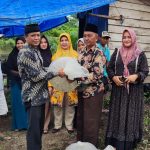 Wali Nagari Manggopoh Lubuk Basung Salurkan Bantuan  Bibit Ikan Lele Damber Sebanyak 50 KPM.