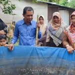 Luar Biasa, Wali Nagari Manggopoh Lubuk Basung Salurkan Bantuan  Bibit Ikan Lele Damber Sebanyak 50 KPM dan Juga Lainnya.