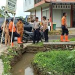 Banjir Terjadi Lagi, Bhabinkamtibmas Polsek Lubuk Basung Dampingi Petugas BPBD Agam Mengecek Akibat Banjir di Jorong Batang Piarau.