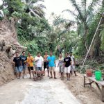 Pemuda Jorong Kubu Anau Nagari Manggopoh Lubuk Basung, bergotong royong Bersihkan material longsor yang Menimbun Sebagian Badan Jalan.