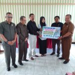Kepala Dinas Pendidikan dan Kebudayaan Kab. Agam Sangat Peduli Sekali, Serahkan Zakat dari BAZNAS Agam Untuk Program Agam Cerdas dan Agam Peduli.