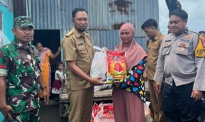 Babinsa Boddia Dampingi Penyaluran Bantuan Sembako Untuk Warga Korban Bencana Abrasi