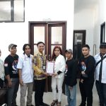 KESBANGPOL Provinsi Kal-sel Serahkan Surat Tanda Terima Pelaporan Keberadaan Ormas ke IWO Indonesia DPW Kal-Sel
