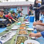 Luar Biasa, Kalapas Lubuk Basung Makan Bersama Jajarannya Dengan Para Warga Binaan Duduk Bersila Bersama.