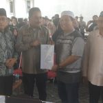 KETUA DPRD Kalimantan Selatan H.Supian HK Serahkan Raperda Perjuangan Gambut Raya
