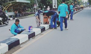 Jelang Hari Jadi Takalar ke-63, Dinas PUPR Lakukan Pengecatan Trotoar Jalan