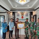 Kodim 0304 Bukittingi_Agam Berikan Piagam Penghargaan Kepada Kejaksaan Negeri Bukittinggi.