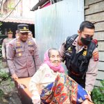 KAPOLRES HST Menyerahkan Kunci Bedah Rumah Kepada Nenek Lamrah