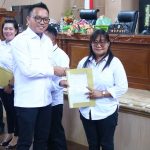 Bupati Morowali Utara Secara Simbolis Menyerahkan SK Kepada 199 Tenaga PPPK Di Ruang Pola