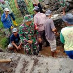Babinsa Bersama Warga Gotong Royong Perbaiki Jalan Desa Binaan