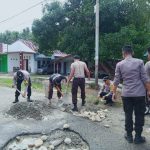 Bersama Personelnya Kapolsek Dampal Utara Pimpin Aksi Tambal jalan di Desa Ogotua