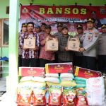 KAPOLRES HST Langsung Serahan Bantuan Sosial Polres HST Peduli Korban Banjir Kepada Warga Pahalatan