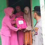 KAPOLSEK Batang Alai Selatan dan Ketua Bhayangkari Bagikan Bantuan Kepada Warga Kurang Mampu di Desa Banau Rantau Hulu Sungai Selatan