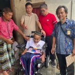 Para Janda Tua dan  Warga Penderita Lumpuh Lombok Timur diberi Kursi Roda Cuma-Cuma oleh Rachmat Hidayat