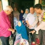 Cucu Wakil Bupati Lombok Timur, H Rumaksi dibantu Kursi Roda oleh Rachmat Hidayat