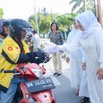 Jajaran Persit Koorcab Rem 132/Tadulako Berbagi Takjil Gratis