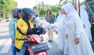 Jajaran Persit Koorcab Rem 132/Tadulako Berbagi Takjil Gratis