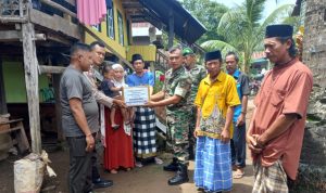 Atasi Stunting, Danramil 1426-02/Polsel Serahkan Bantuan Sembako di Ciniayo