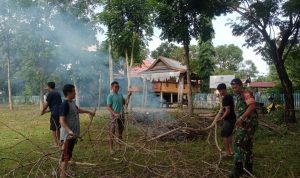 Ciptakan Lingkungan Yang Bersih, Babinsa Koramil 1426-02/Polsel Ajak Warga Gotong Royong