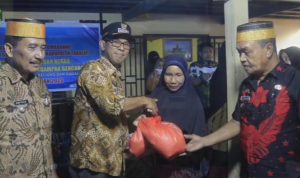 Pj Bupati Takalar Serahkan Bantuan Kepada 355 KK Korban Bencana Alam di Galsel