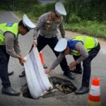 Peduli Keselamatan Pengendara,Kasat Lantas Polres Lombok Barat dan Anggota Perbaiki Jalan Berlubang