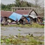 CUACA ekstrem Menyebabkan dua (2) Kapal Tongkang Tabrak 36 Rumah Warga dan Sejumlah Klotok
