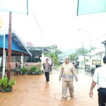 Kolonodale Terendam Banjir. Polres Morowali Utara Turun Bantu Warga