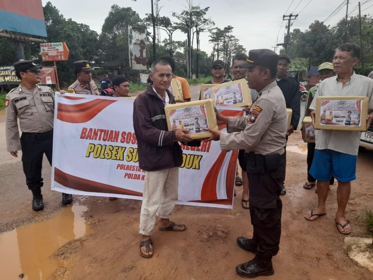 Polda Kepri Melalui Polsek Sei Beduk, Pimpin Bagikan Bansos Kepada Warga Yang Membutuhkan Selama Bulan Ramadhan 1444 H